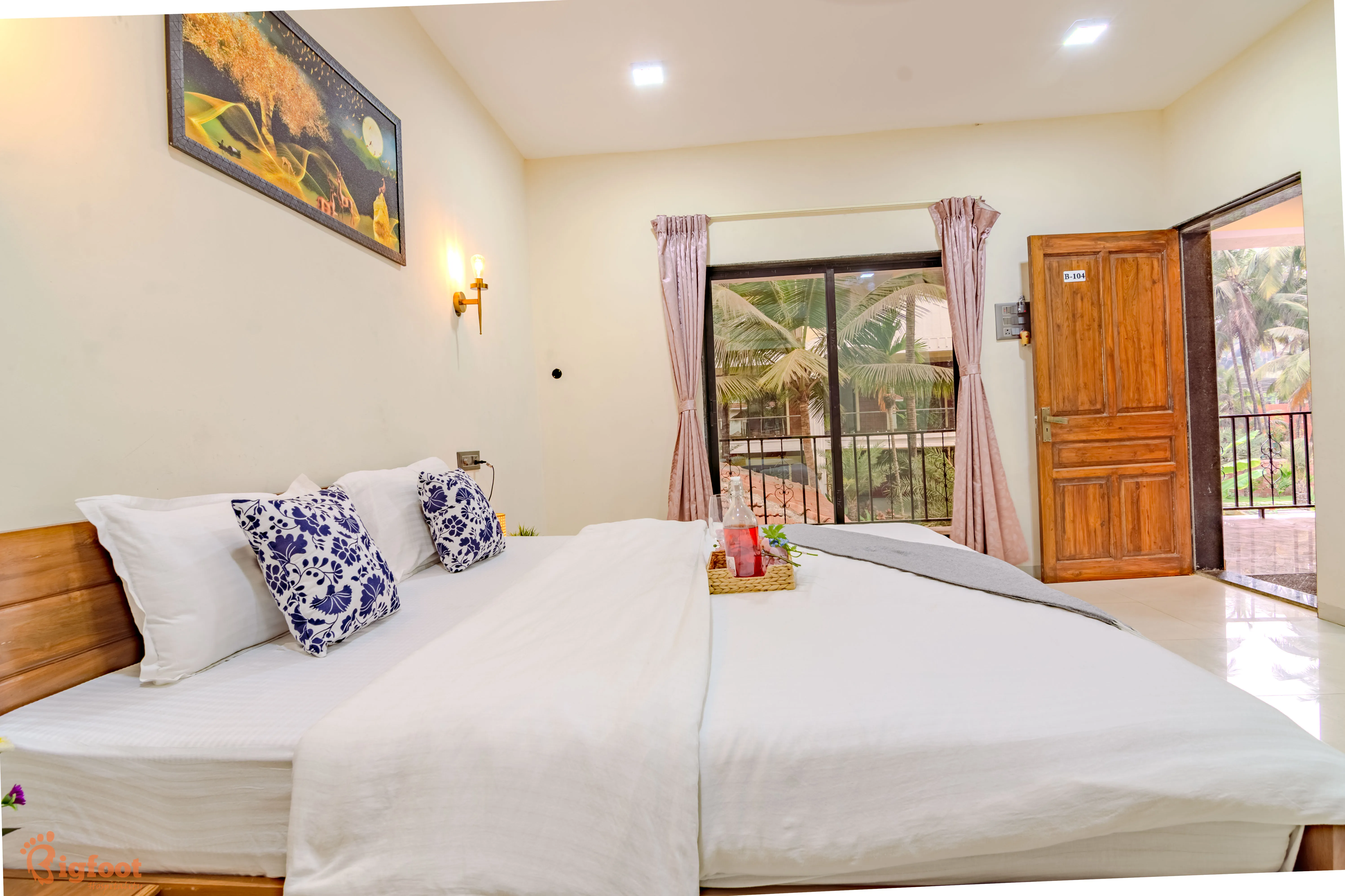 Deluxe Room seating area
